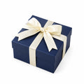 Geschenkbox 20 x 20 x 10 cm aus Karton in Dunkelblau/Creme mit Schleife