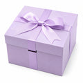 Geschenkbox 20 x 20 x 12 cm aus Karton in Flieder mit Satinschleife zum Verpacken